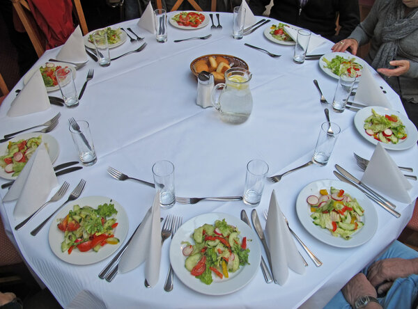Ресторан со столами, приготовленными к праздничному ужину
