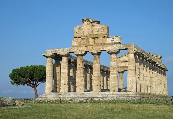 Antiguo templo griego para la adoración de los dioses en el sur de Ita — Foto de Stock