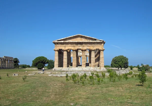 Kostbarer und alter griechischer Tempel mit noch intakten Säulen — Stockfoto