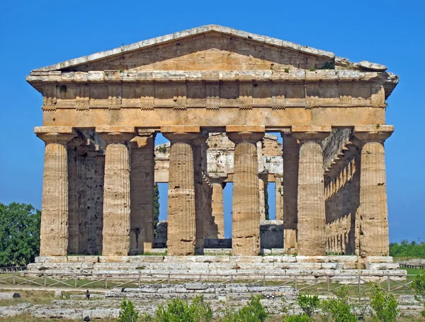 珍贵和古代希腊寺庙与列仍然完好无损 — 图库照片