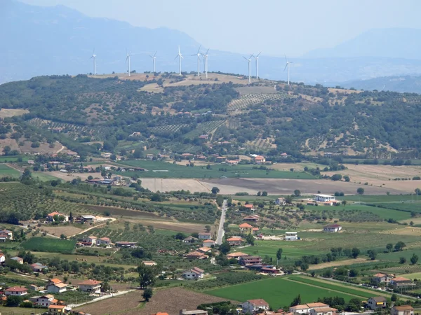 Vista das colinas com o parque eólico e as hélices no b — Fotografia de Stock