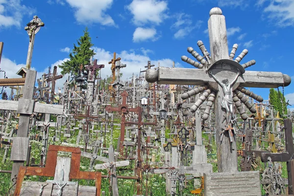 Sad Hill of crosses with thousands of crucifixes in Lithuania — Stock Photo, Image