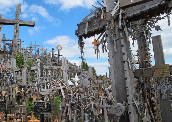 Triste colina de cruzes com milhares de crucifixos na Lituânia — Fotografia de Stock