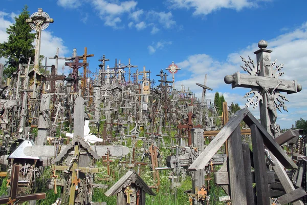 Colline triste de croix avec des milliers de crucifix en Lituanie — Photo