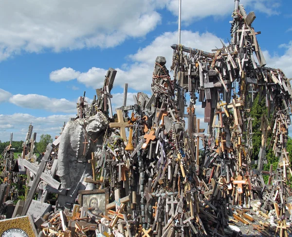 Sad Hill of crosses with thousands of crucifixes in Lithuania — Stock Photo, Image