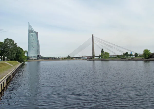 Palácio de vidro moderno e a ponte suspensa sobre a água — Fotografia de Stock