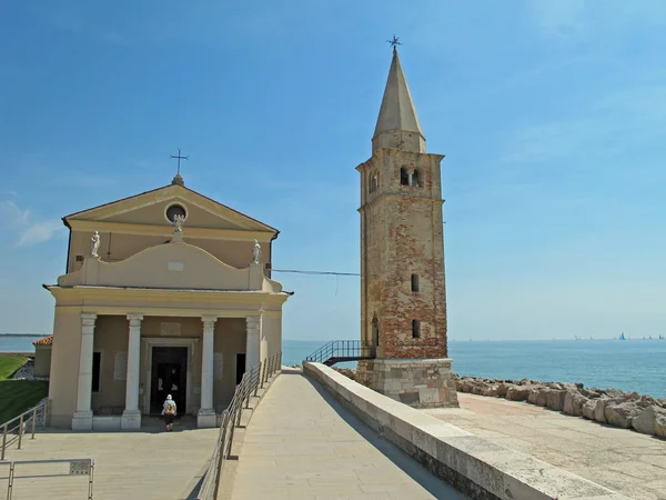 Místo a bell tower v caorle nedaleko venezia — Stock fotografie