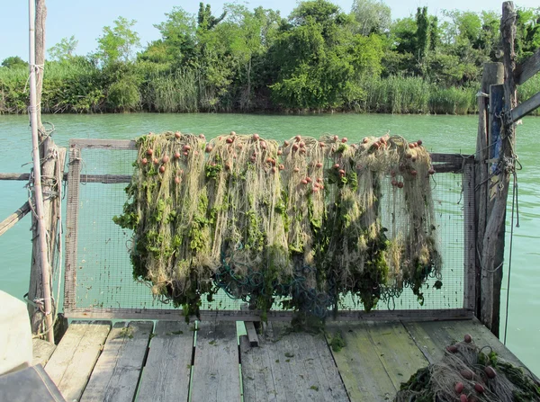 Redes de pesca utilizadas para capturar os peixes postos a secar ao sol — Fotografia de Stock
