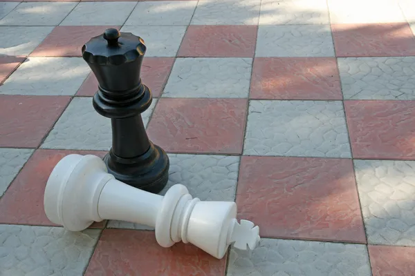 Vit kung i schackmatt från svart drottning — Stockfoto