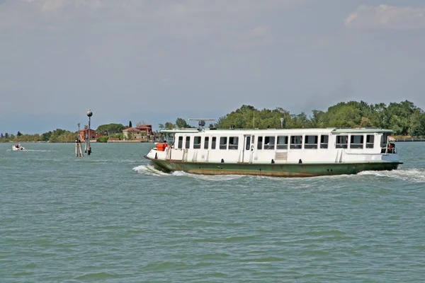 Ångbåt i Venedig som rusar in i bevattna av venetianskt — Stockfoto