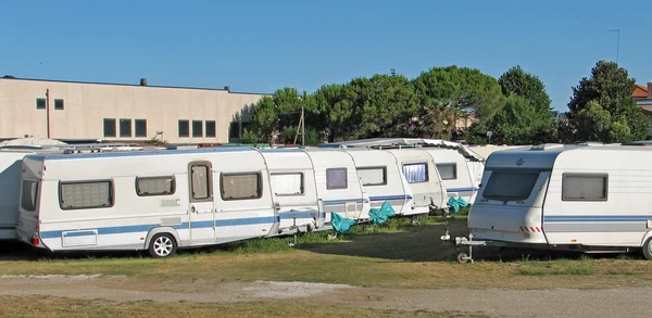 Grupp av husvagnar inom en campingplats och båt lagring — Stockfoto