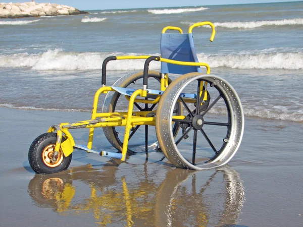 Deniz sahilinde kullanılmak üzere özel olarak tasarlanmış tekerlekli sandalye — Stok fotoğraf
