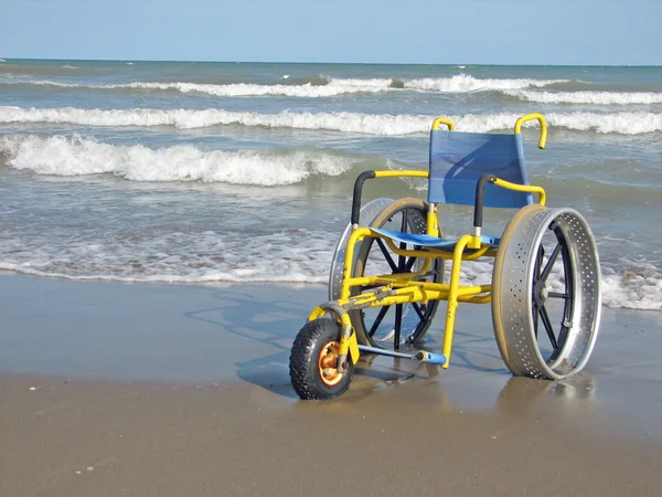 在沙滩上使用而专门设计的轮椅 — 图库照片