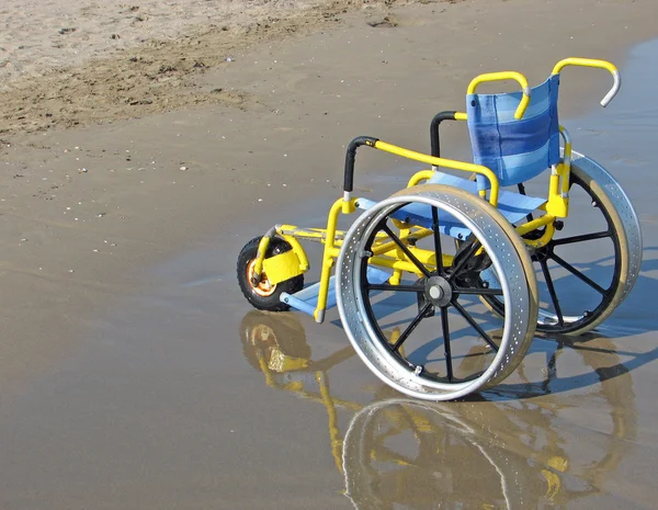 바다 해변에서 사용 하기 위해 특별히 설계 된 휠체어 — 스톡 사진