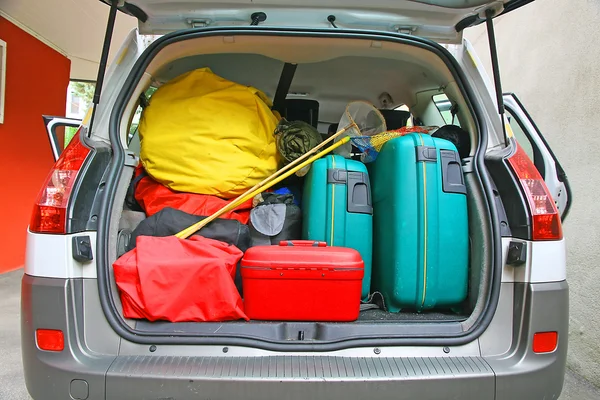Bagage i familjens bil redo för semester — Stockfoto