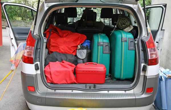 Багаж в семейном автомобиле готов к праздникам — стоковое фото