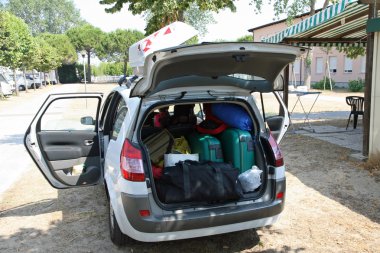 Ücretsiz Bagaj tatil kalkış için hazır aile arabası