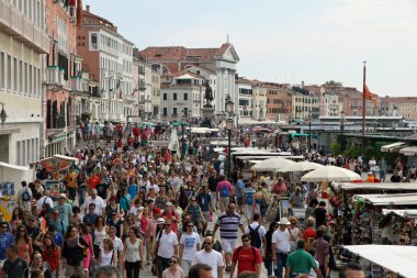 Venedik çevresinde turistlerin ve çok