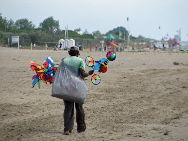Zavallı sokak satıcısı se yazın plaj kıyısında