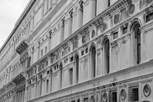 Palast typisch für Venedig in Italien — Stockfoto