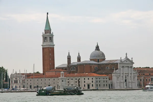 Kirche und Glockenturm von San Giorgio im Kanal in Venedig — Stockfoto