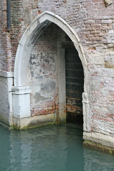 Tipik bir Venedik evin kapı — Stok fotoğraf