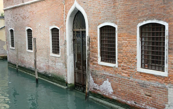 Tipik bir Venedik evin kapı — Stok fotoğraf