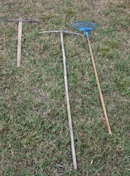 Jardineros herramientas en el césped — Foto de Stock