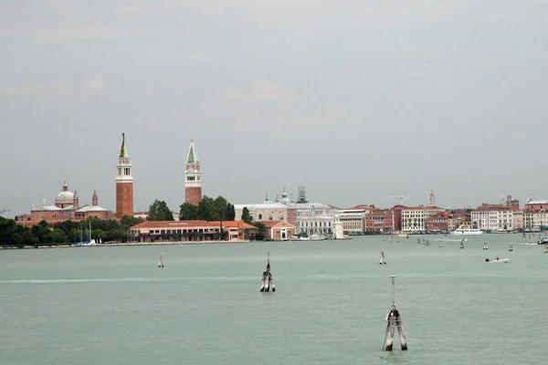 Panorama in Venedig mit zwei Glockentürmen — Stockfoto