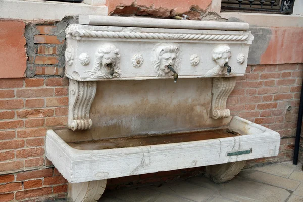 Antica fontana di marmo — Foto Stock