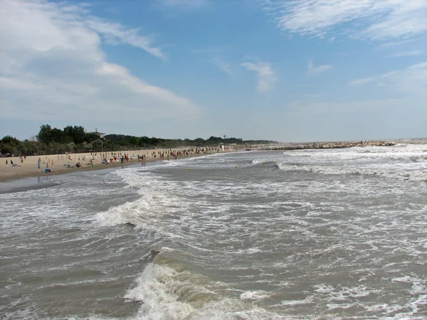 Tourist beach of the Adriatic Sea with tourists — Stock Photo, Image