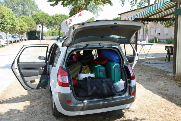 Familienauto mit kostenlosem Gepäck bereit für die Abreise in den Urlaub — Stockfoto