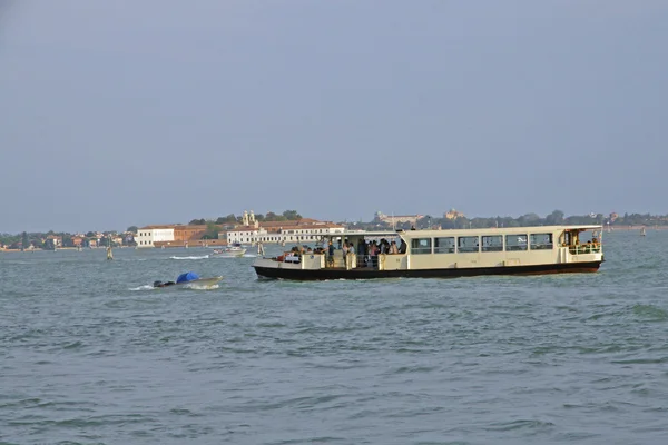 ヴェネツィアのラグーンを航海するフェリー — ストック写真