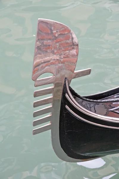 Кончик гондолы с отражением стены — стоковое фото