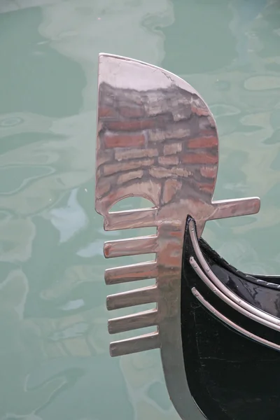 Gondola with the reflection of the red wall on metal — Stock Photo, Image