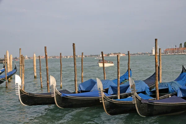 Gondolas moored in the lagoon of Venice — Stock Photo, Image