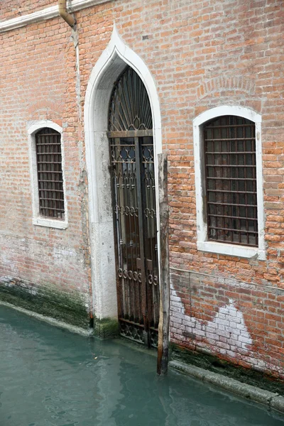 Porta de uma típica casa veneziana na água — Fotografia de Stock