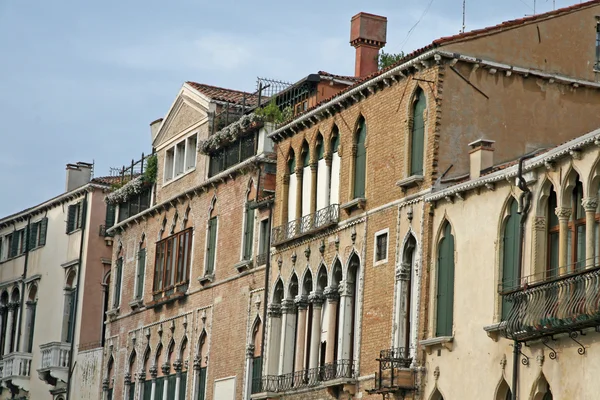 Oude versierde paleizen typische van Venetië in Italië — Stockfoto