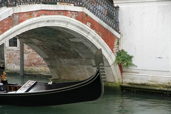 Gondola pod mostem v Benátkách — Stock fotografie