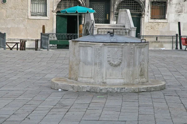 Antigo poço de mármore em Veneza — Fotografia de Stock