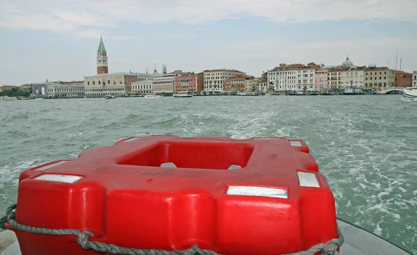ผู้ช่วยชีวิตของเรือเฟอร์รี่ เพิ่งแล่นเรือจากเวนิส — ภาพถ่ายสต็อก