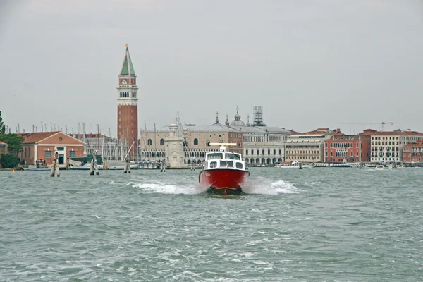 Bell Tower of san marco seen from the sea with speedboat — Stock Photo, Image