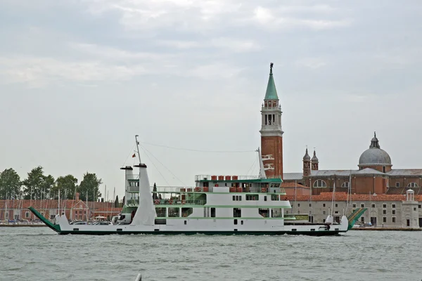 เรือขนส่งรถยนต์บนทะเลใกล้เวนิส — ภาพถ่ายสต็อก