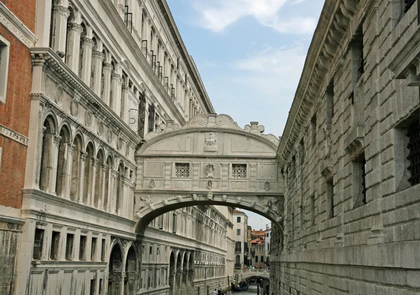 Bridge of sighs in Venice wedged between two palaces — Stock Photo, Image