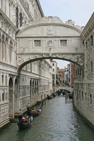 Famous bridge of sighs in Venice — Stock Photo, Image