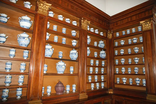 Frascos de cerámica con hierbas de una antigua farmacia — Foto de Stock