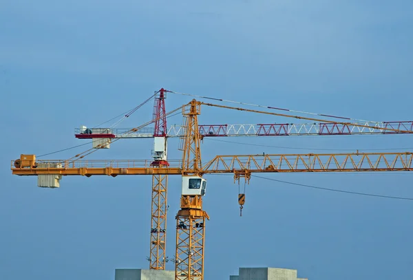 Two tall steel crane at a construction site of construction — Stock Photo, Image