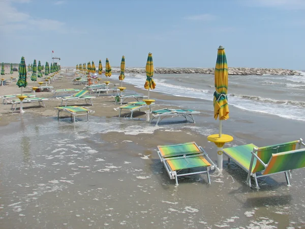 Зонтики и шезлонги на пляже — стоковое фото