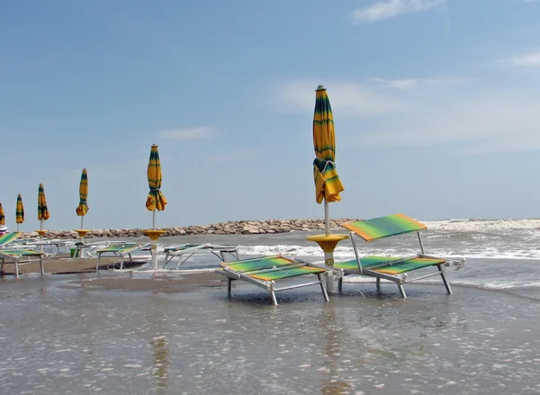 Parasole i leżaki na plaży — Zdjęcie stockowe