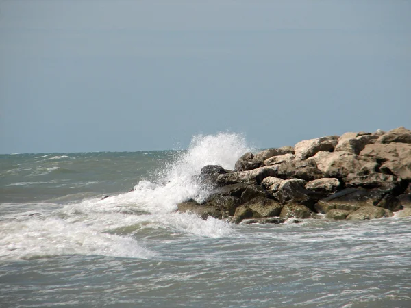 Splashing da água do Mar Mediterrâneo sobre as rochas em — Fotografia de Stock